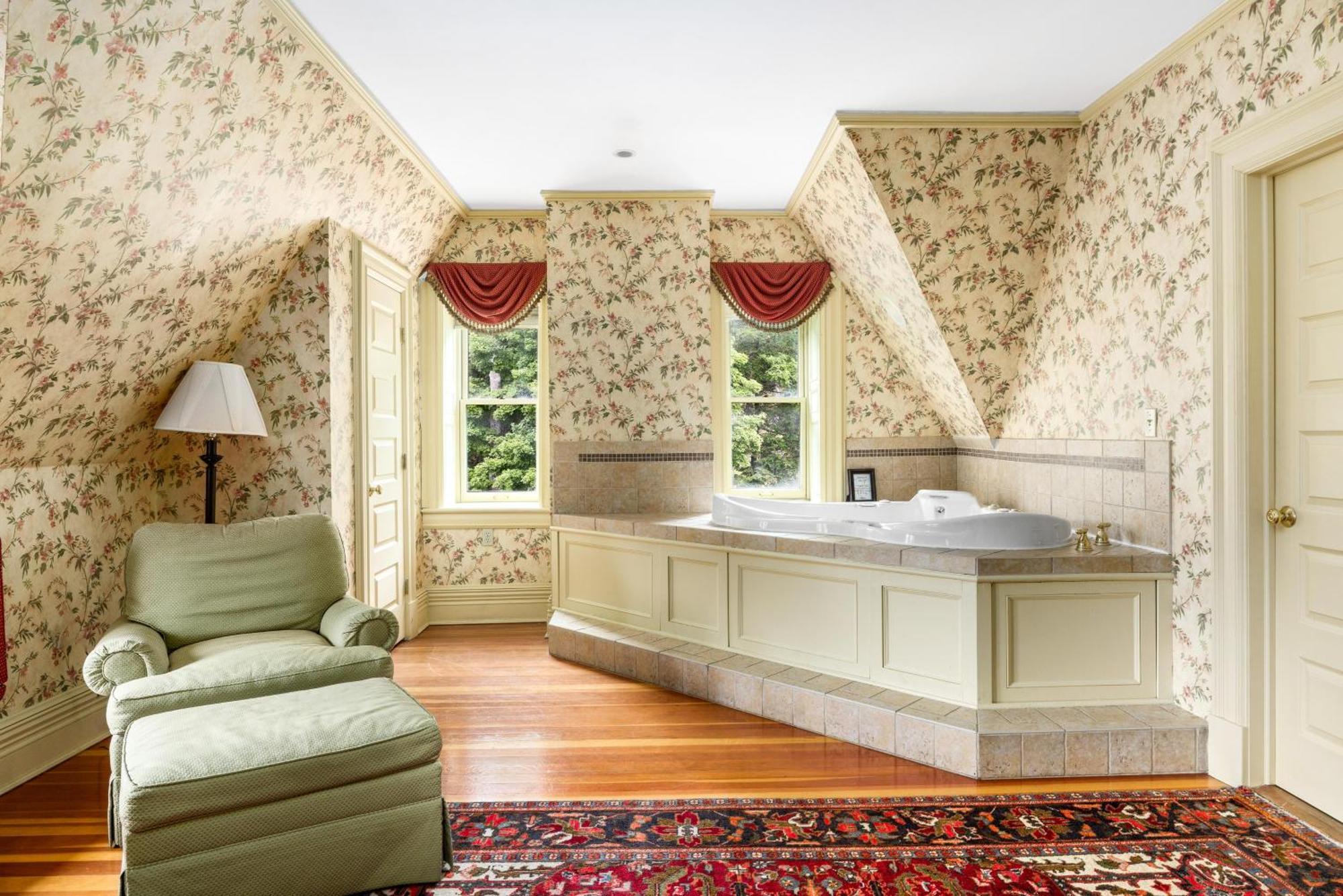 The Inn At Erlowest Lake George Luaran gambar